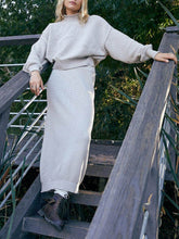 Conjunto único de suéter y falda con cuello alto y hombros caídos